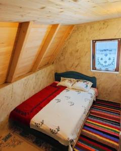 una camera con un letto in una piccola stanza di Konak Mara- Komovi ad Andrijevica