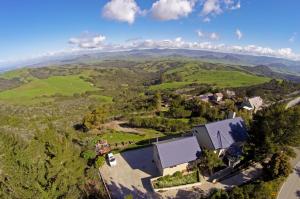 una vista aérea de una casa en las montañas en LUXURY - VISTA HOUSE above the clouds!, en San Luis Obispo