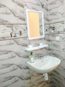 een badkamer met een wastafel en een spiegel bij Your House For Family in Agadir