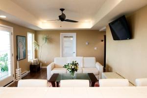 - un salon avec un canapé et une table dans l'établissement LUXURY - VISTA HOUSE above the clouds!, à San Luis Obispo