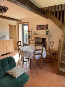 a dining room with a table and chairs in a room at Gîte le Ch'armançon in Montigny-sur-Armançon