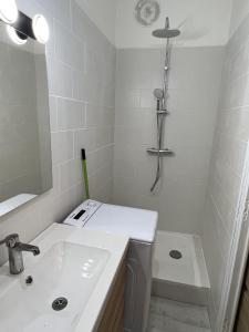 Kúpeľňa v ubytovaní Studio neuf Centre Ville #17