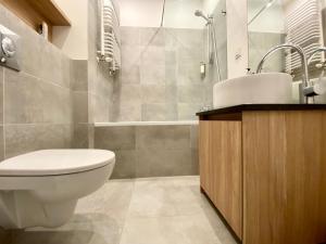 łazienka z toaletą, umywalką i wanną w obiekcie K22 Apart in Warsaw Slawinska 505 w Warszawie