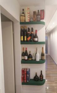 ściana z półkami wypełnionymi butelkami i puszkami po napojach w obiekcie Luxury Voll möblierte 2 Zimmer Appartement Aarau w mieście Küttigen