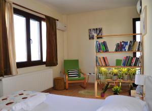 una camera con un letto e una libreria con libri di Funky Nest - A cozy apartment in Zipari a Città di Kos