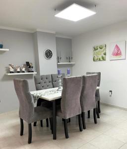 a dining room with a table and chairs at Apartamento en Cañaveral in Floridablanca