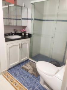 a bathroom with a toilet and a sink at Apartamento en Cañaveral in Floridablanca
