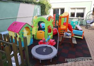 uma área recreativa para crianças com um conjunto de jogos e um parque infantil em Ośrodek Wypoczynkowy Romed em Jastrzebia Gora