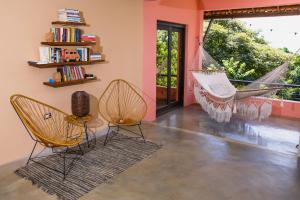 A seating area at Casa Del Arte - rooms with private and shared bathrooms