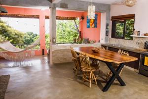 cocina con mesa de madera y sillas en Casa Del Arte - rooms with private and shared bathrooms, en El Plantel