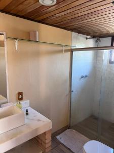 y baño con ducha, lavabo y aseo. en A Hora do Recreio, en Río de Janeiro