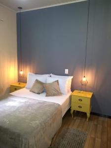 ein Schlafzimmer mit einem großen Bett mit blauer Wand in der Unterkunft Recanto dos Amigos in Santa Teresa