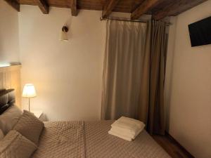 a bedroom with a bed with two towels on it at Casa dos Conchos Sabugueiro Casa com 4 quartos in Sabugueiro