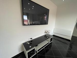 uma casa de banho com um lavatório e um espelho na parede em Prestige Apartment Teslic II em Teslic