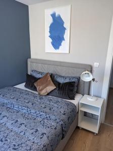 Säng eller sängar i ett rum på Modern Apartment in the Heart of the City - Fatih