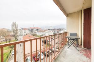 biurko na balkonie z widokiem na miasto w obiekcie Magnificent apartment, 4 bedrooms, fiber wifi w Grenoble
