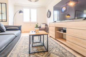 - un salon avec un canapé et une table dans l'établissement Magnificent apartment, 4 bedrooms, fiber wifi, à Grenoble