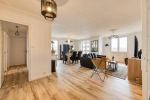 w otwartym salonie z kanapą i stołem w obiekcie Magnificent apartment, 4 bedrooms, fiber wifi w Grenoble