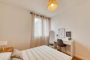 sypialnia z łóżkiem, biurkiem i oknem w obiekcie Magnificent apartment, 4 bedrooms, fiber wifi w Grenoble
