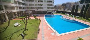 - une vue sur la piscine située dans un bâtiment dans l'établissement Apartment Center Salou near Port Aventura, à Salou