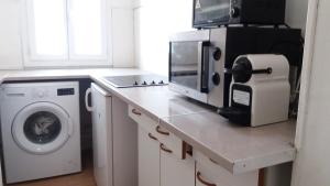 克利希的住宿－Appartement entier proche de Paris.，厨房配有洗衣机和微波炉。