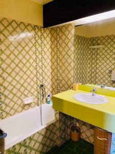 a bathroom with a sink and a bath tub at Le Marine 4 in Cogolin