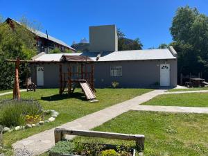 厄尔查尔坦科莫瓦加公寓的一座带梯子和房屋的院子