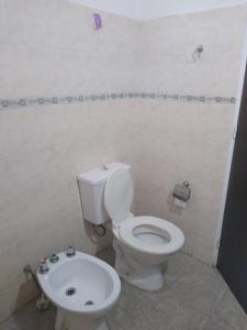 een badkamer met een toilet en een bidet bij Casa de campo Los Aloe in Cruz del Eje