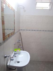 een badkamer met een witte wastafel en een spiegel bij Casa de campo Los Aloe in Cruz del Eje
