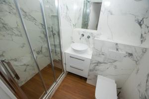 a bathroom with a shower and a sink at Penthouse Exceptionnel vue Mer proche Monaco in Beausoleil +41 photos