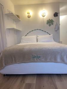 ein großes Bett in einem Schlafzimmer mit Holzboden in der Unterkunft GuestRoom Ia cascina di Bea in Torre Boldone