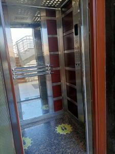 een lift in een kamer met een glazen deur bij Tony's Privy One bed by Red Sea in Hurghada