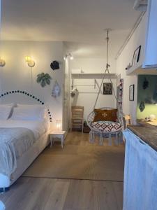 Torre Boldone的住宿－GuestRoom Ia cascina di Bea，一间卧室配有一张床、一把椅子和一张桌子