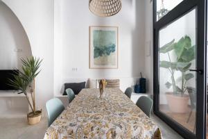 Un pat sau paturi într-o cameră la Exclusivo Loft con terraza en Ciudad Artes y Cienc