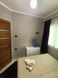 een slaapkamer met een bed met een handdoek erop bij Tony's Privy One bed by Red Sea in Hurghada