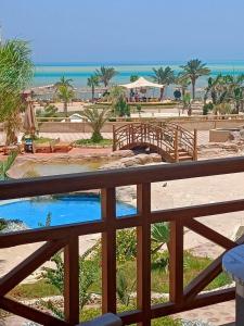 uitzicht op het strand vanaf het balkon van een resort bij Tony's Privy One bed by Red Sea in Hurghada
