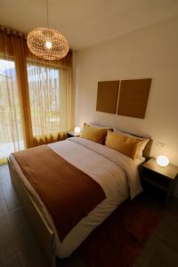 ソンドリオにあるValtellina Vacanzeのベッドルーム1室(大型ベッド1台、ランプ2つ付)