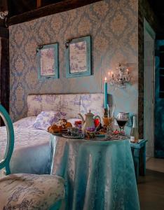 Un dormitorio con una cama con una mesa con una vela en La Petite France en Nova Petrópolis