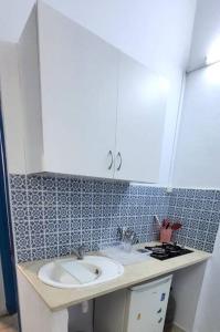 a bathroom with a sink and a mirror at Studio Pratique bonne proximité in Sfax