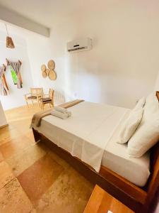 um quarto com uma cama grande num quarto em Villa Mar Residence em Jericoacoara