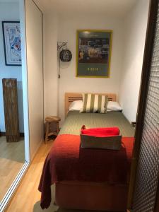 1 dormitorio con 1 cama con manta roja en Apartamento Entero al lado de calle de Alcalá, en Madrid