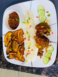 talerz żywności z ryżem oraz mięsem i warzywami w obiekcie BOSS HOTELS & SUITES***** w mieście Lagos