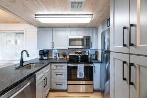 A kitchen or kitchenette at Diamond On The Ridge