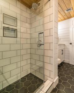 W łazience znajduje się prysznic ze szklanymi drzwiami. w obiekcie Morning Vista w mieście Gatlinburg
