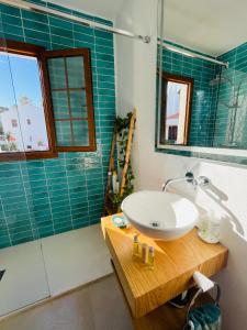 a bathroom with a sink and a mirror at Apartamento en el mar con terraza in Fornells