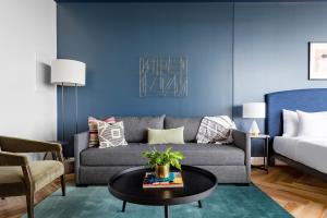 Krevet ili kreveti u jedinici u okviru objekta Mint House Dallas - Downtown