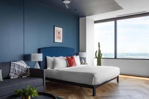 um quarto com uma cama king-size e um sofá em Mint House Dallas - Downtown em Dallas