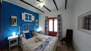 エル・ガストルにあるCasa Cuartelの青い壁のベッド付きの青いベッドルーム1室