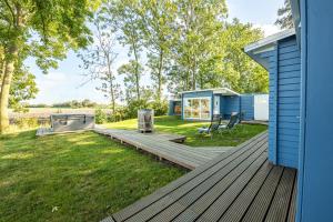 a deck in the backyard of a house at Liebevoll hinterm Deich - Ferienwohnungen in Lehe
