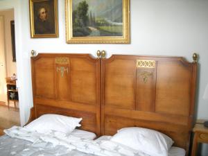 เตียงในห้องที่ Zimmer Solothurn Doppelbett